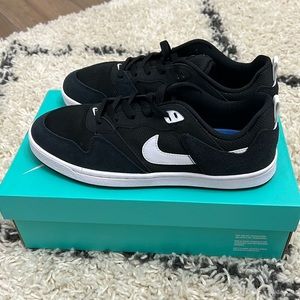 Brand new in box Nike SB Alleyoop in black and white